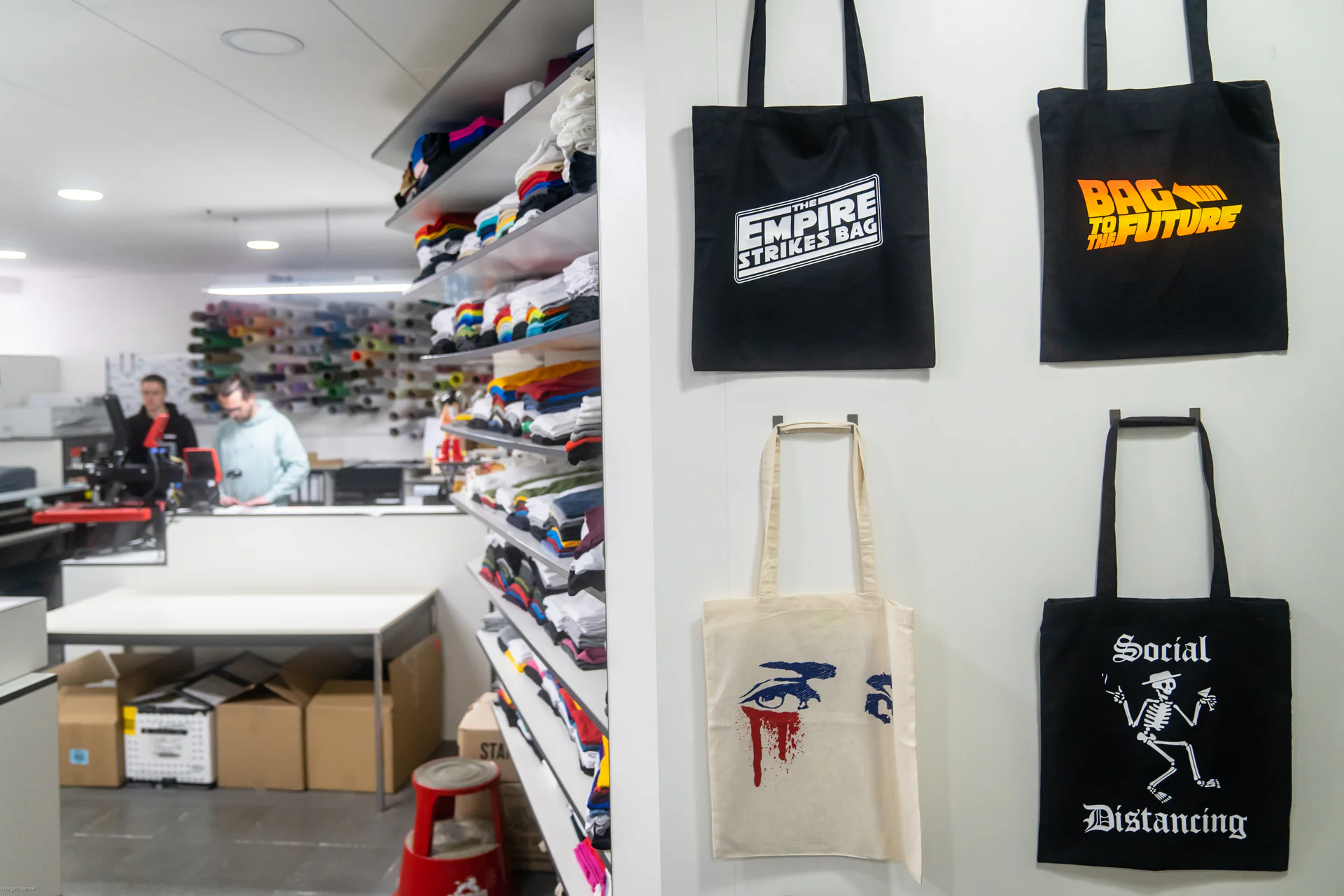 Bedruckte Stofftaschen im Laden der Textildruckerei Clopen.