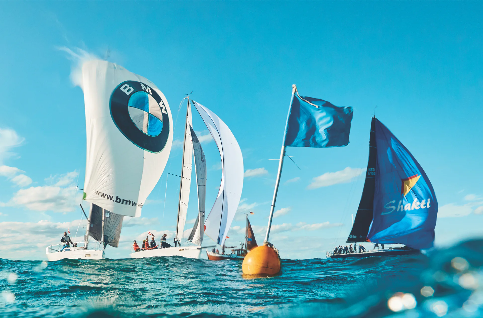 Regatta der Vereinigung Seesegeln, Segelyachten an der Bahnmarke.
